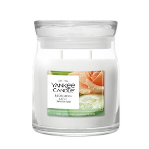 Yankee Candle Signature Świeca w Średnim Słoiku z Dwoma Knotami Blooming Love Yankee Candle Signature Świeca w Średnim Słoiku z Dwoma Knotami Blooming Love